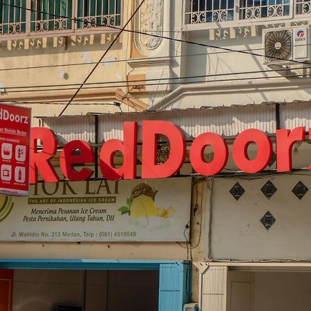 Hotel Reddoorz @ Jalan Wahidin Medan Exterior foto