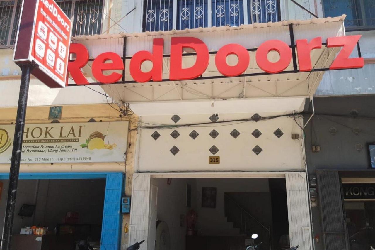 Hotel Reddoorz @ Jalan Wahidin Medan Exterior foto