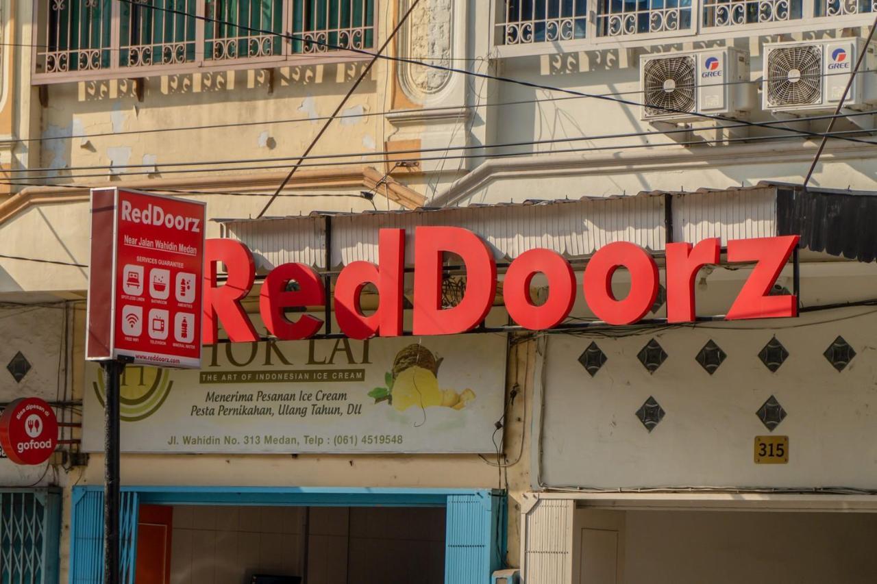 Hotel Reddoorz @ Jalan Wahidin Medan Exterior foto